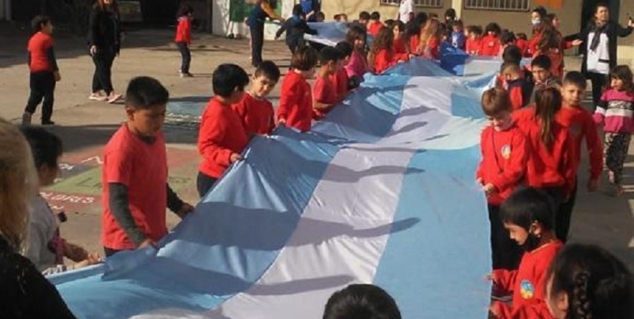 Una ciudad santafesina lleva confeccionada una bandera argentina de siete cuadras de largo