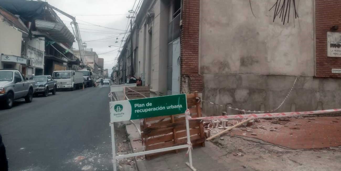 Finalmente cedió parte de la medianera en pleno centro de Santa Fe