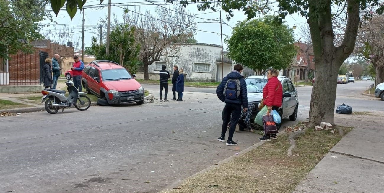 Fuerte choque entre dos autos en la esquina de Derqui y Mitre