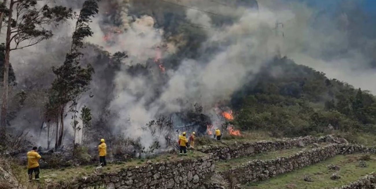 Un incendio forestal avanza y amenaza las ruinas de Machu Picchu
