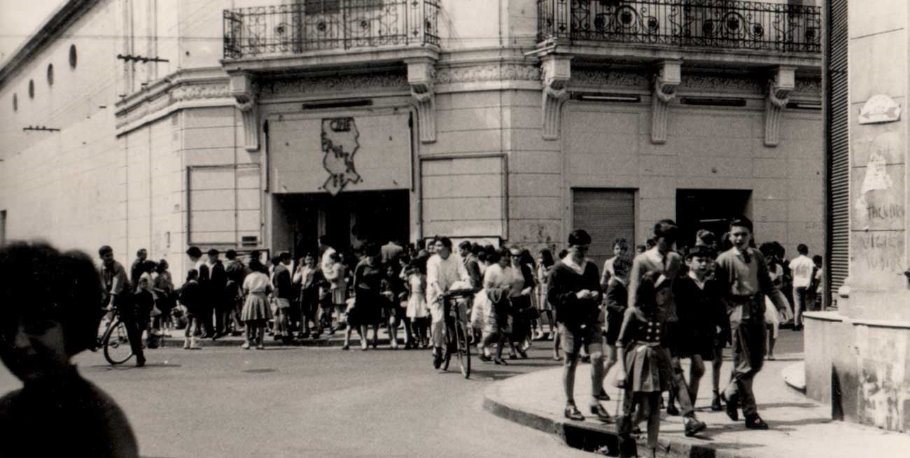 Una misteriosa explosión de gases lacrimógenos en dos míticos cines santafesinos