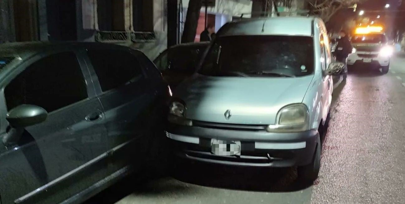 Rescatan a un hombre que se descompensó y chocó dos autos estacionados en la ciudad de Santa Fe