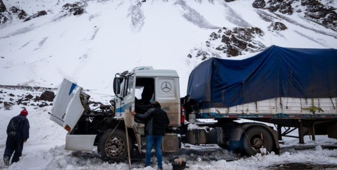 Mendoza: unos dos mil camiones están varados por las intensas nevadas en la cordillera