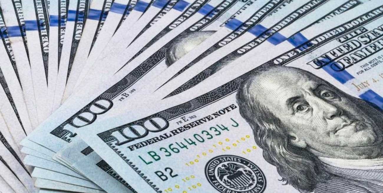 Dólar hoy: el blue pega un salto y toca los 300 pesos