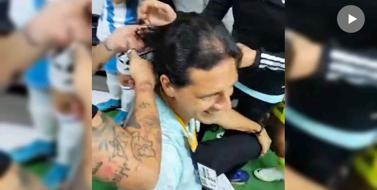 Las jugadoras le cortaron el pelo a Germán Portanova tras clasificar al Mundial 