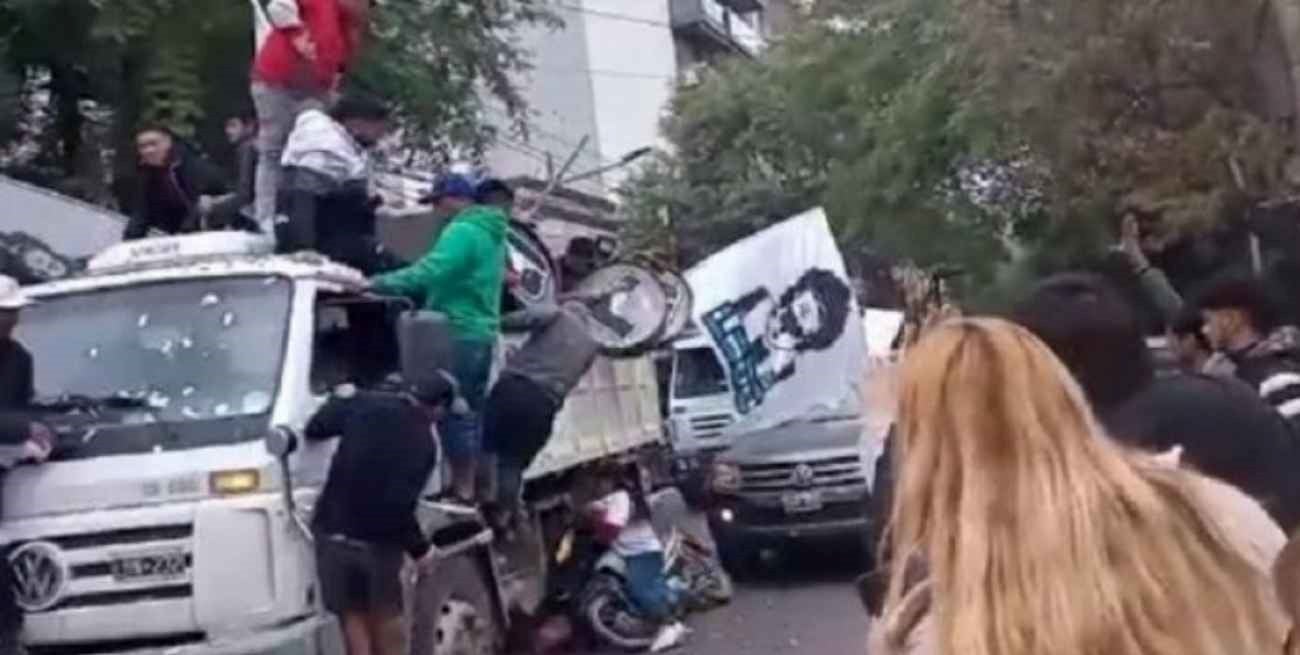 Una niña murió atropellada por un camión durante una caravana electoral en Santiago del Estero