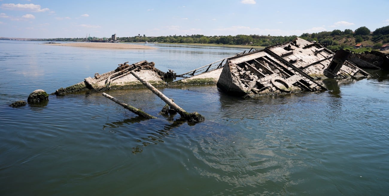 Increíble: la bajante del río Danubio dejó expuestos barcos nazis hundidos en la Segunda Guerra Mundial