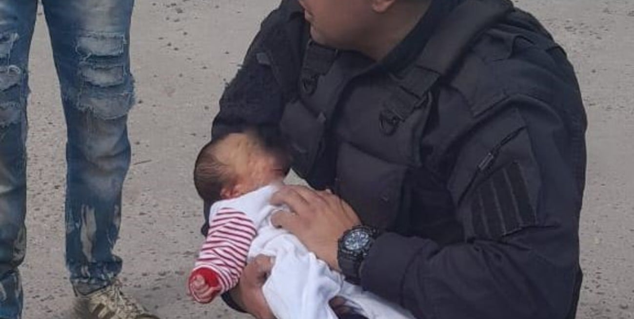 Policías le salvaron la vida a una beba que no respiraba