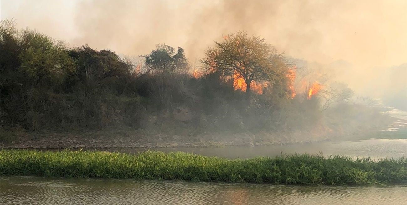 Video: feroz incendio en la islas frente a Arroyo Leyes