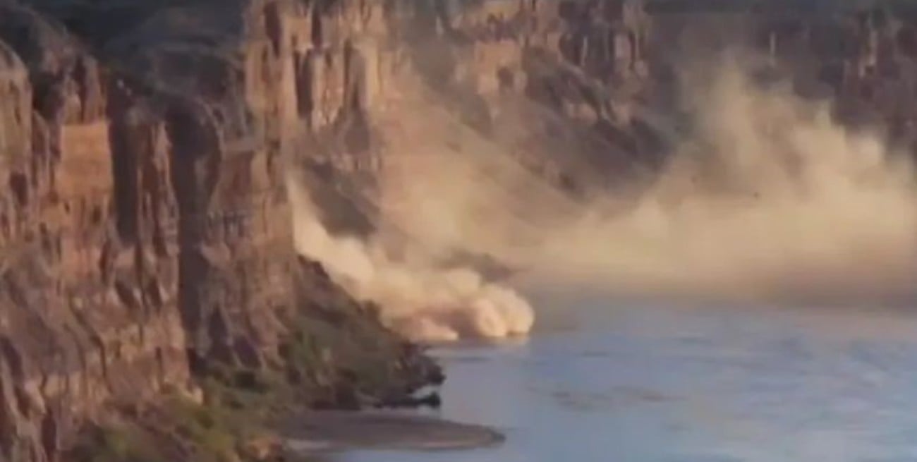 Video: se desprendió parte de un acantilado sobre el río Limay