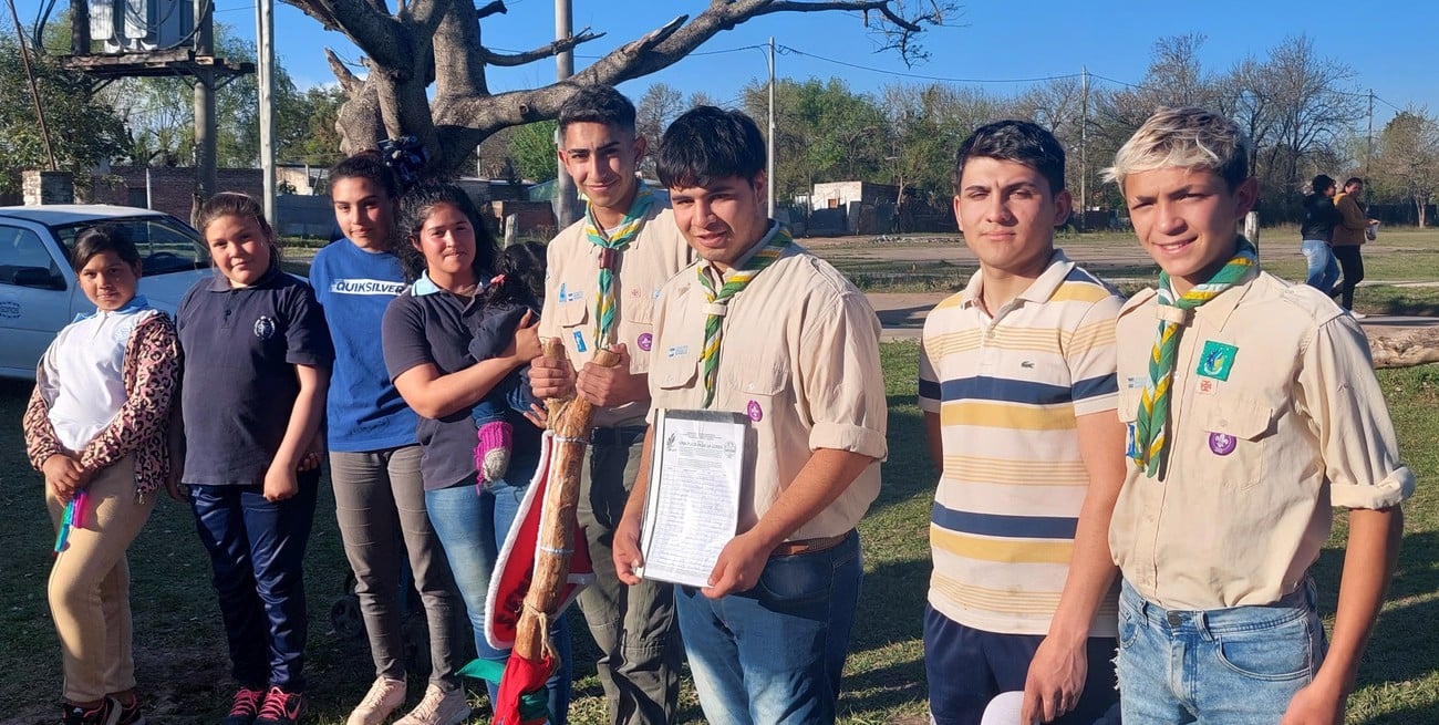 En Las Lomas, los pibes scouts juntan firmas para que les hagan una placita en el barrio