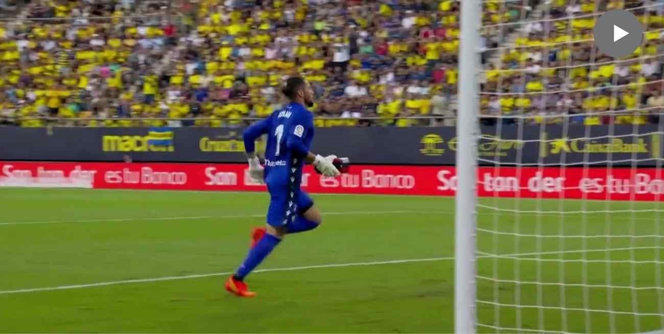 Video: Jeremías Ledesma corrió con un desfibrilador para asistir a un hincha que se descompensó en Cádiz - Barcelona