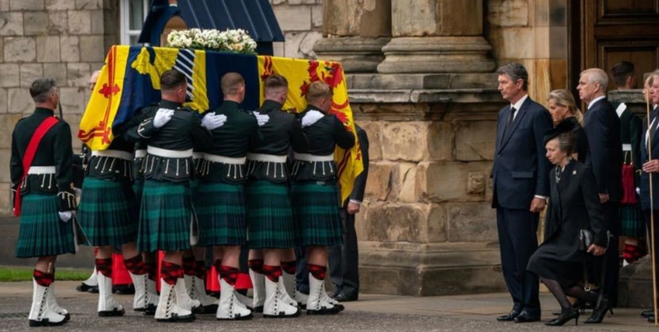 El conmovedor gesto de Ana de Inglaterra frente al féretro de Isabel II en Escocia