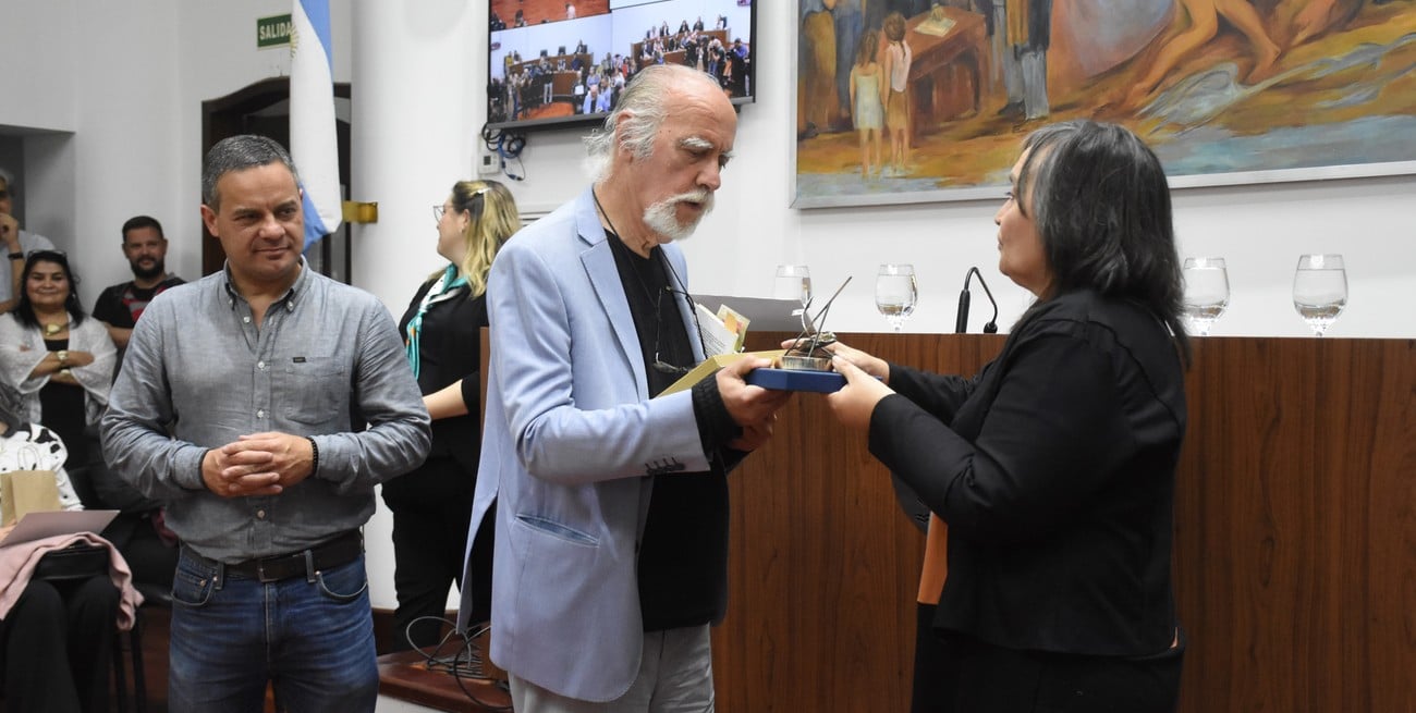 El Concejo de Santa Fe entregó el reconocimiento “Marta Samatán” al profesor Héctor Rotger