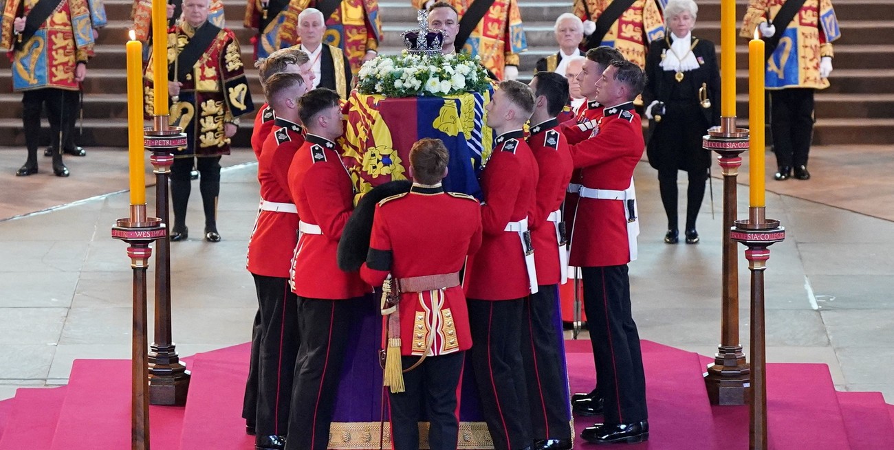 Comenzó la  "capilla ardiente" de Isabel II en el Parlamento británico