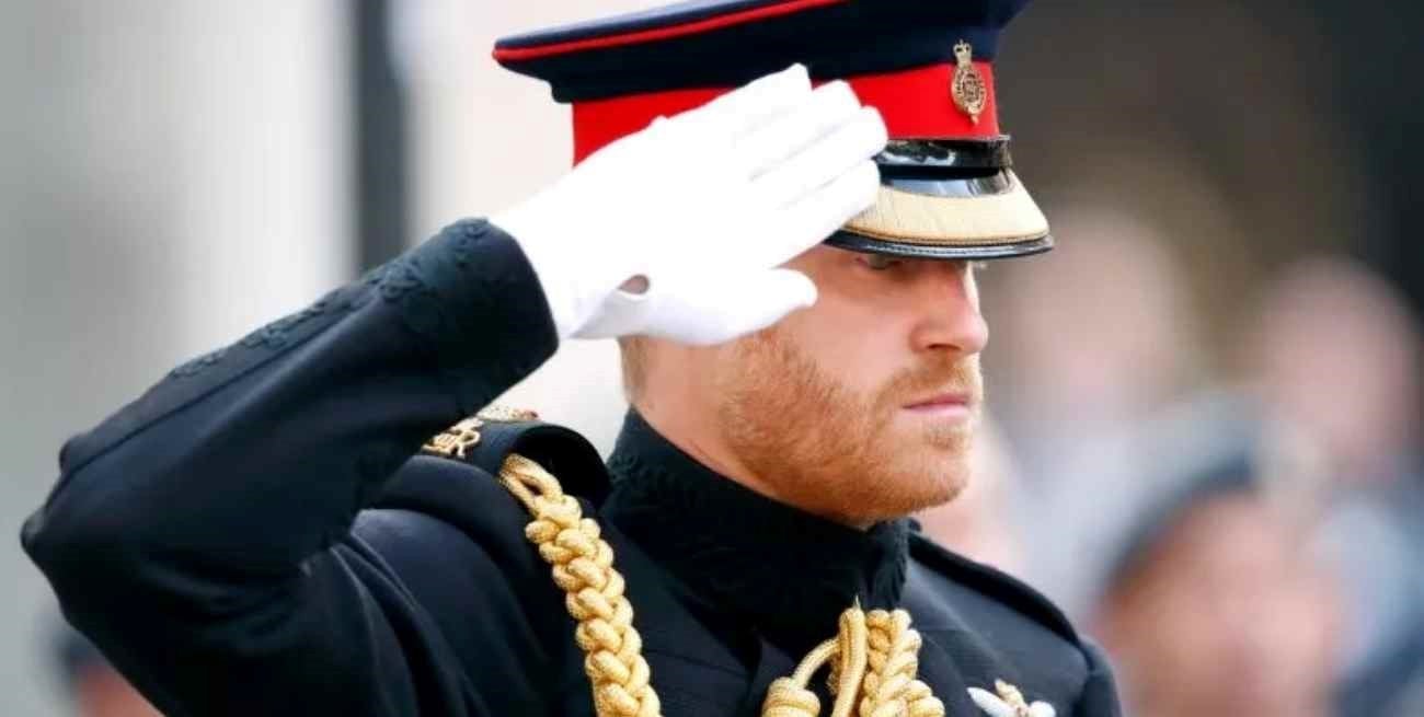 Por pedido del rey Carlos III, el príncipe Harry podrá vestir uniforme militar durante la vigilia de la reina