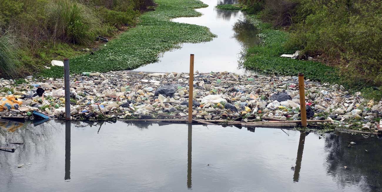 Buscan determinar cuán contaminados están los reservorios de la ciudad de Santa Fe que vuelcan al Salado
