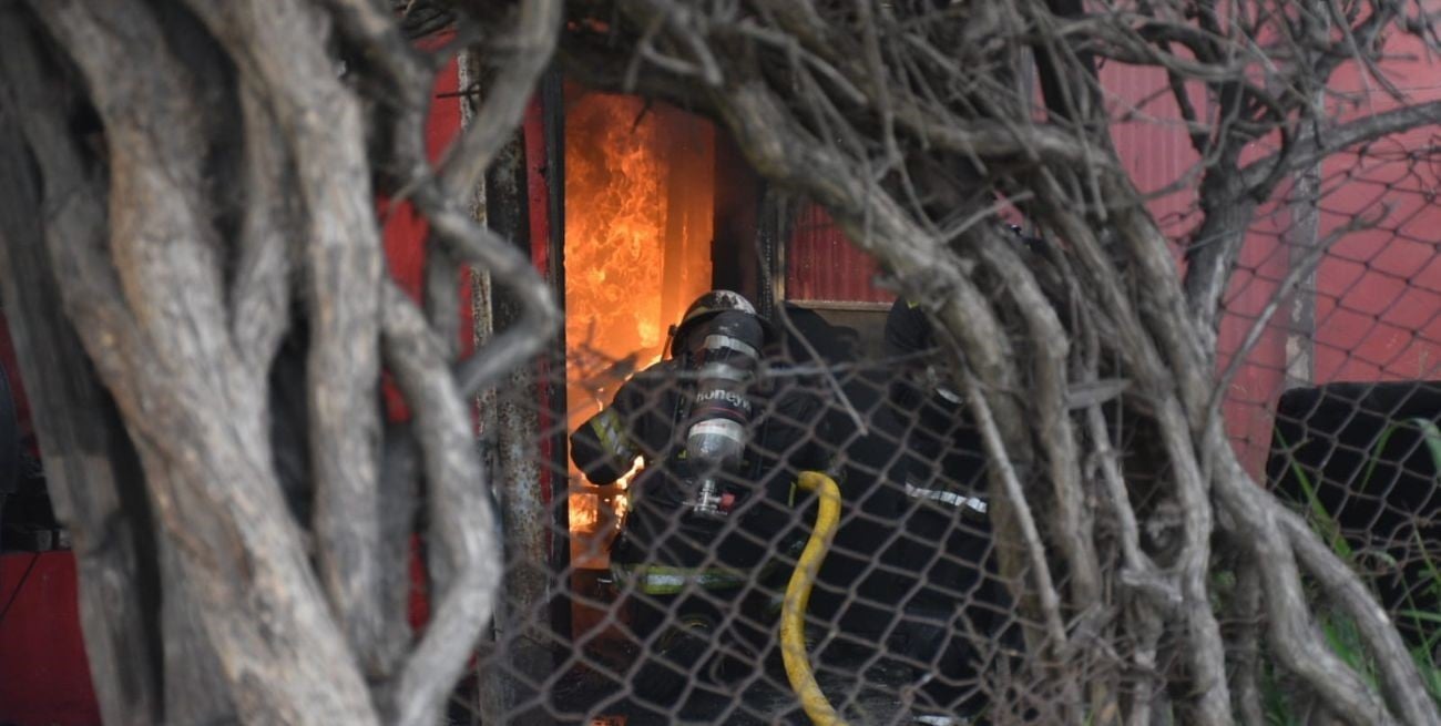 Video: impactante incendio de un gabín ferroviario en la ciudad de Santa Fe