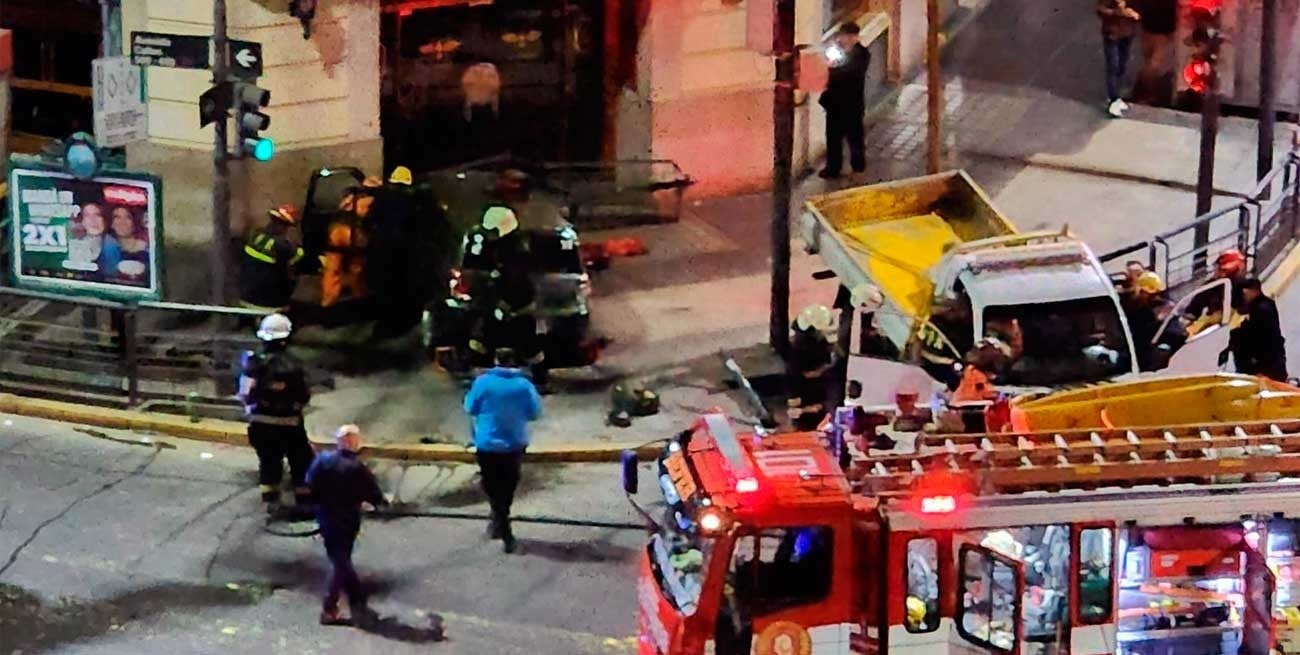 Un auto se incrustó en un restaurante del centro porteño y hubo tres heridos