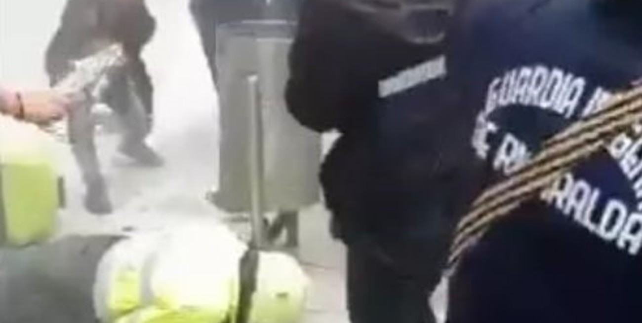 Video: brutal agresión a un policía en el centro de Bogotá