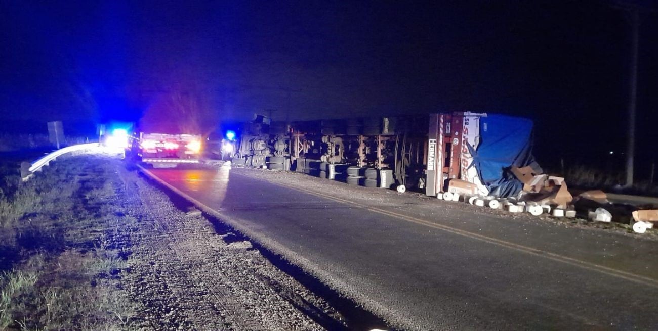 Volcó un camión sobre la Ruta 11 en Iriondo