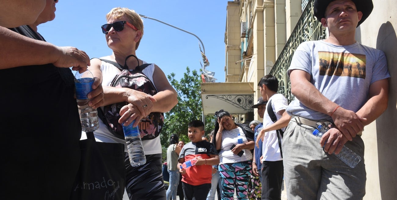 Cullen: protesta para visibilizar las esperas a pleno sol de los familiares de pacientes