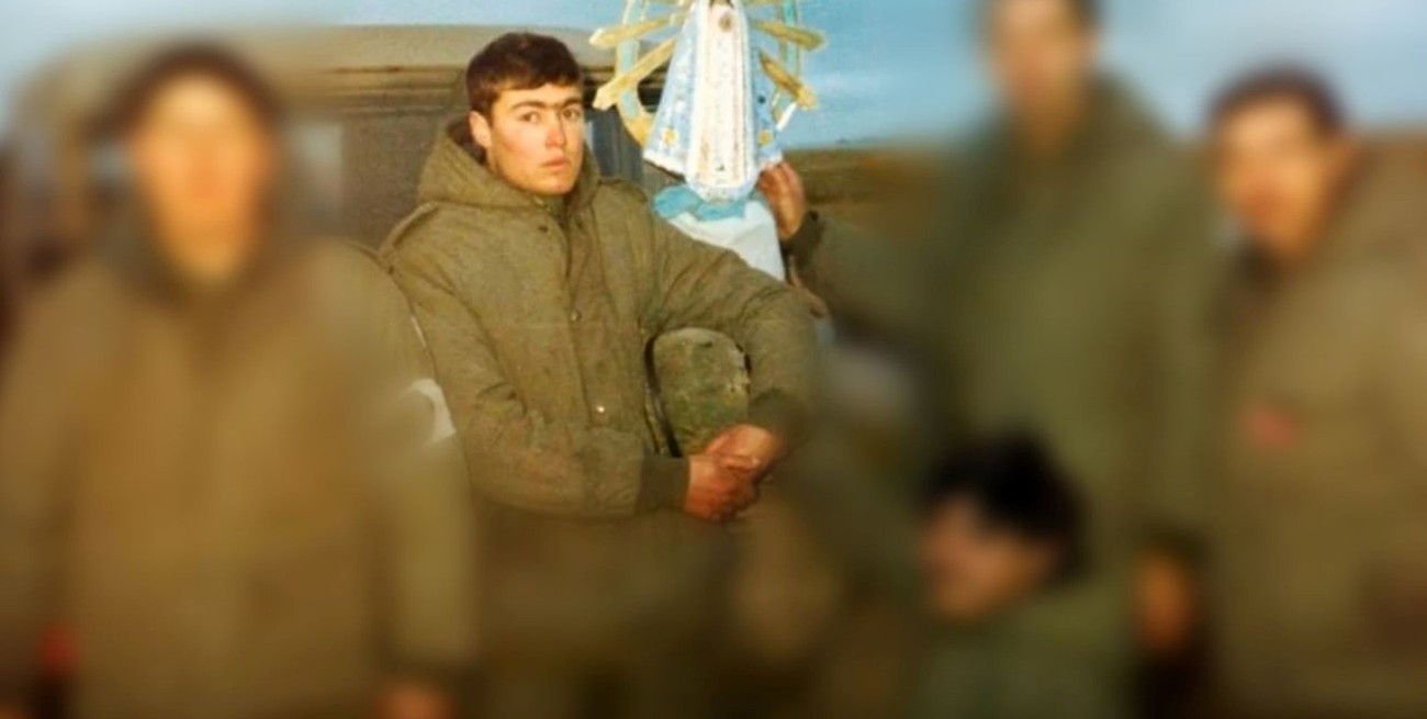 El soldado de la foto con la Virgen "malvinera" que volvió de la guerra y decidió salvar vidas de niños