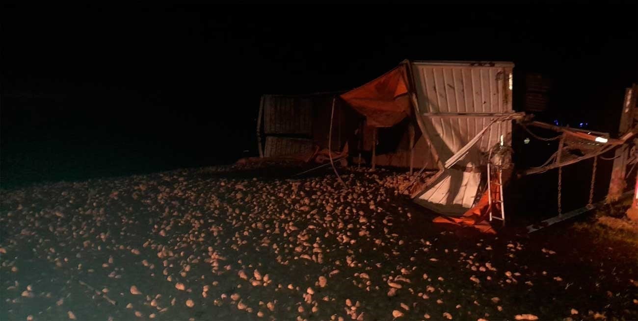 Volcó un camión de papas en la autopista Rosario - Córdoba