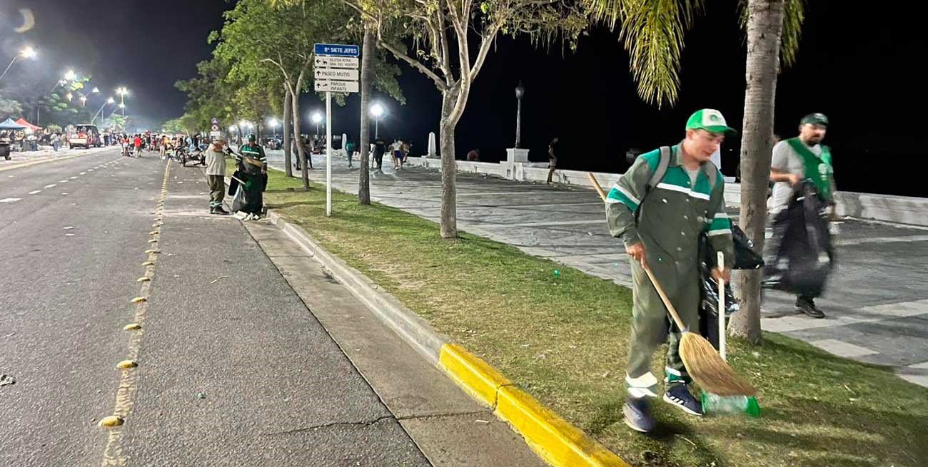 Limpian la Costanera y desarman el escenario tras el multitudinario show de Los Palmeras