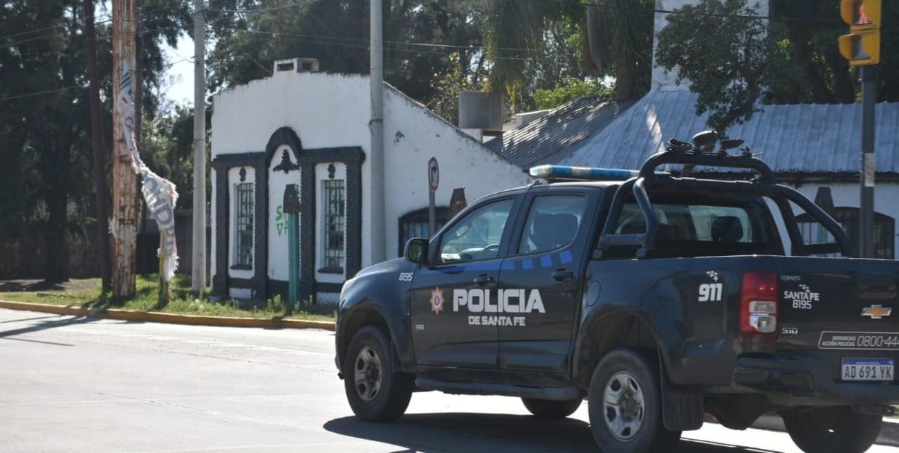 Tras copar la subcomisaría de Arroyo Leyes, los delincuentes se tirotearon con la policía