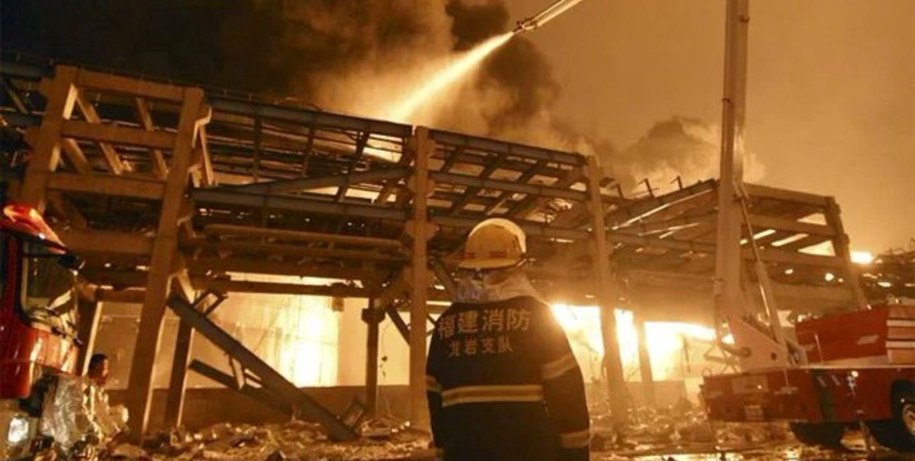 El incendio de una fábrica en China dejó 38 muertos
