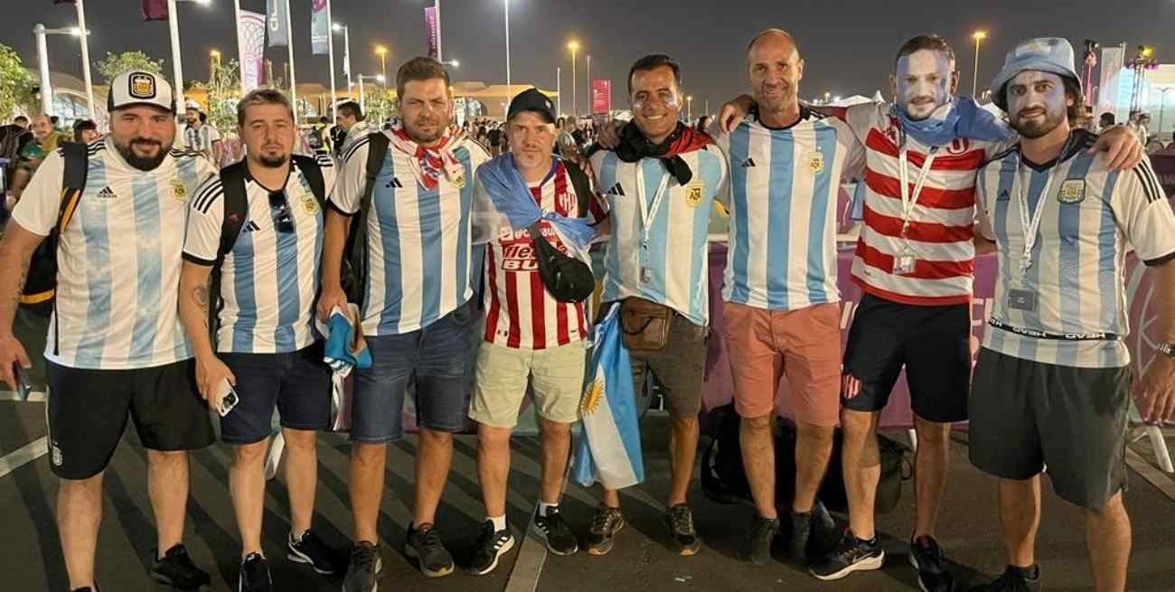 Banderas, color y esperanza: así viven la previa los hinchas argentinos en Qatar