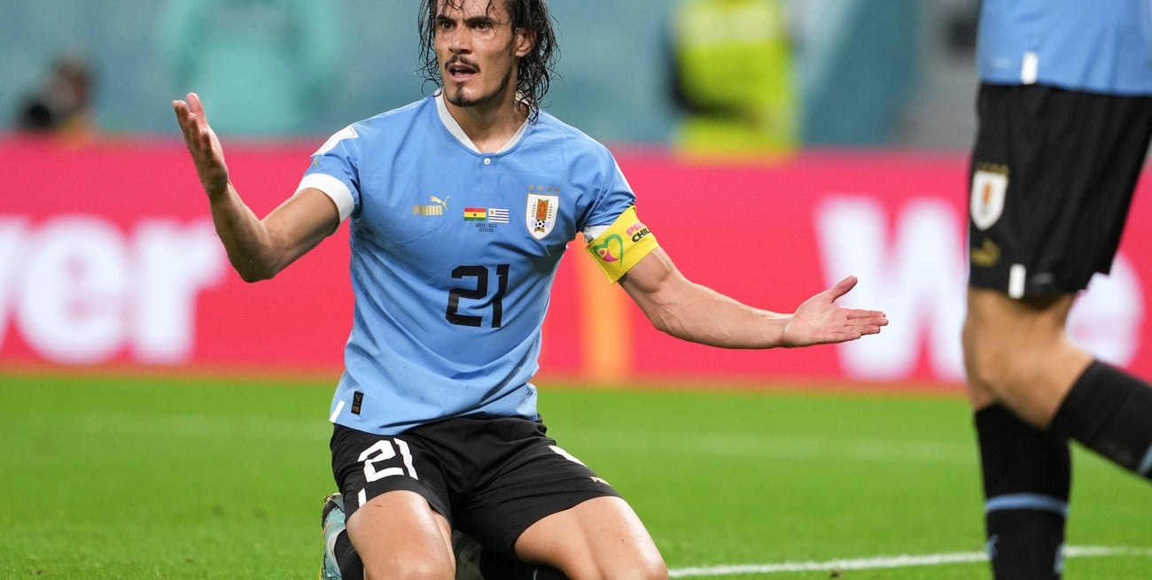 Tras la eliminación de Uruguay, Edinson Cavani atacó a golpes al VAR