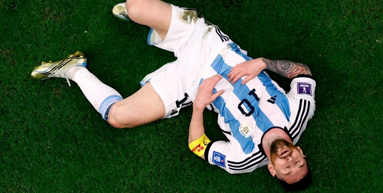 Lionel Messi se llevó la mano al isquiotibial y las redes se llenaron de temor