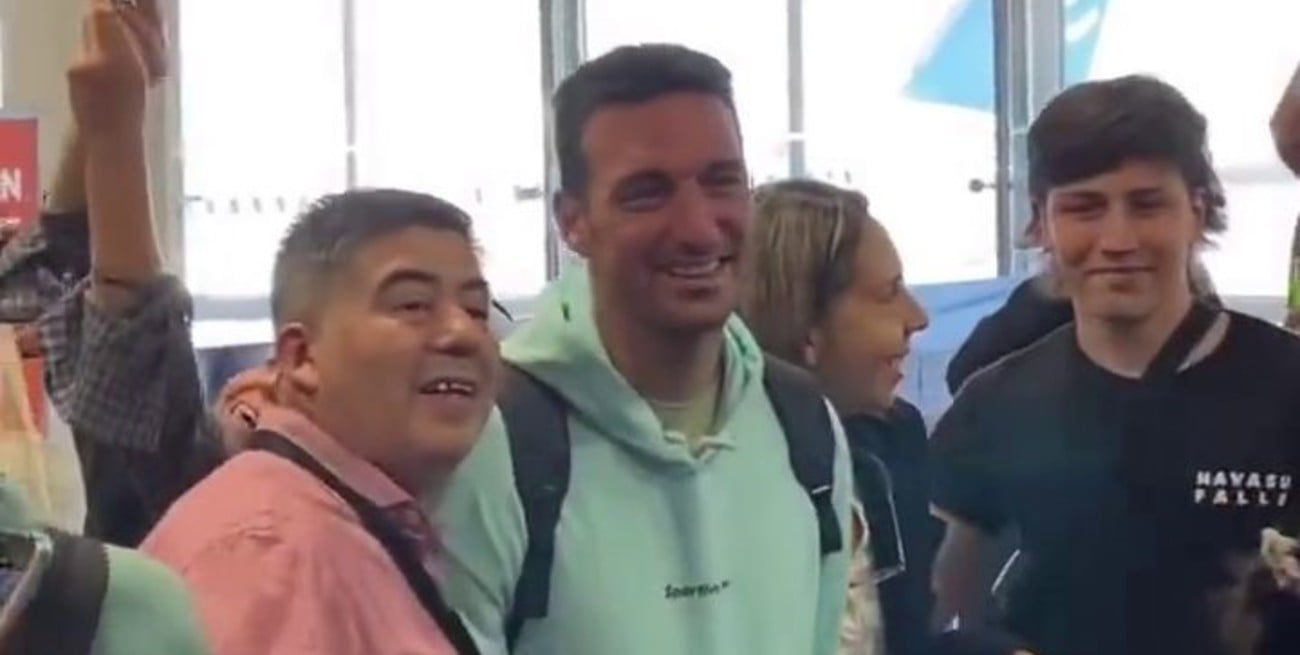 Scaloni dejó el país y fue despedido por los hinchas en el aeropuerto