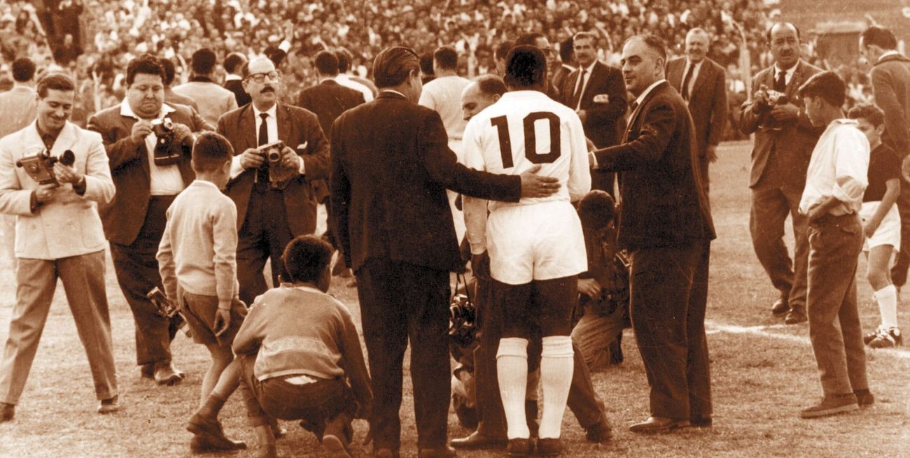 El recuerdo del día en que Pelé jugó y perdió en la cancha de Colón