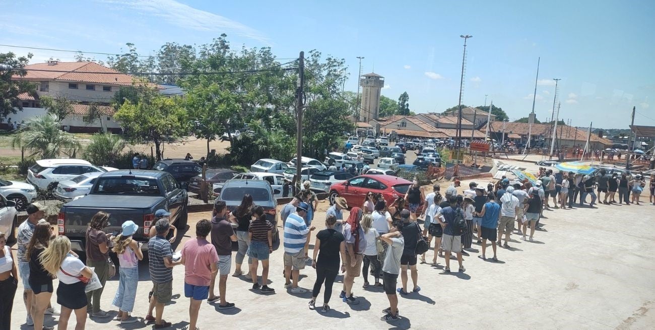 El cruce de Paso de los Libres-Uruguayana se encuentra desbordado de turistas argentinos