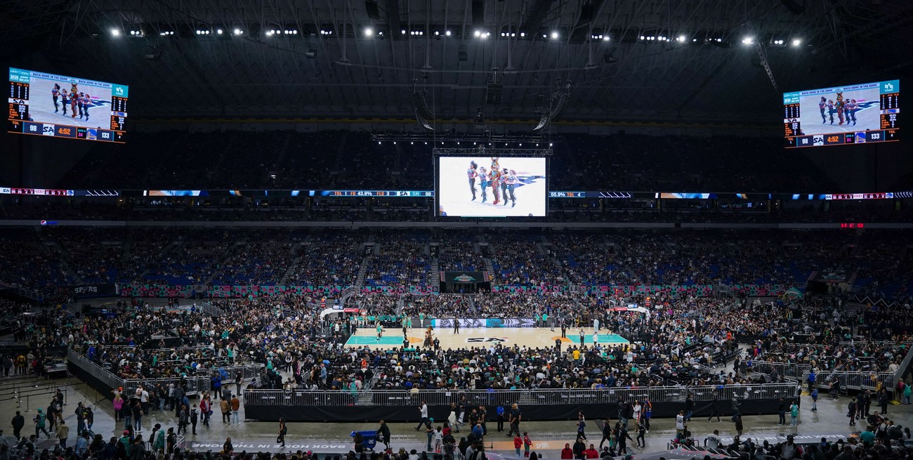 Más de 68 mil personas en un partido de NBA: récord para los San Antonio Spurs ante Golden State Warriors