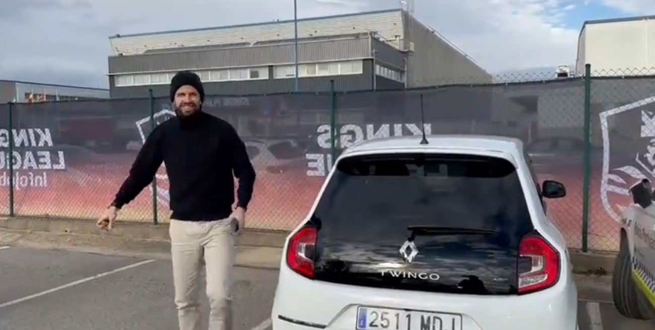 Piqué apareció manejando un Twingo en respuesta a Shakira tras la canción que le dedicó