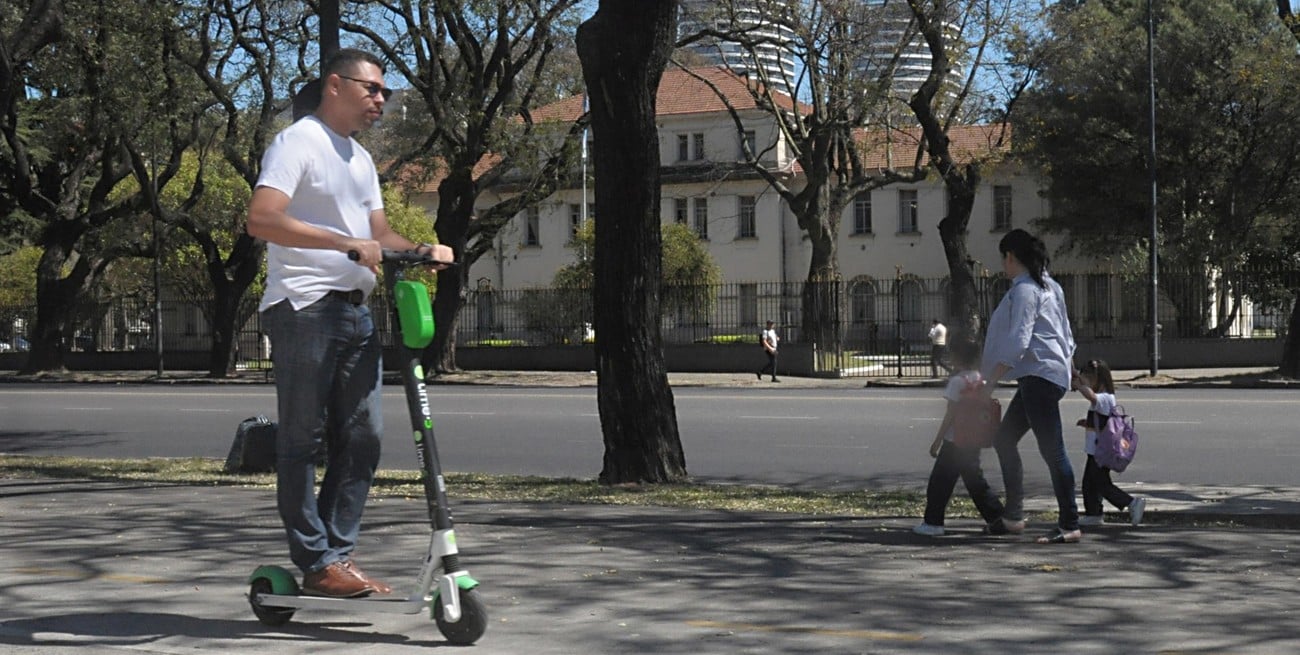 Insólito modus operandi: bajaron de un árbol y le robaron un monopatín eléctrico