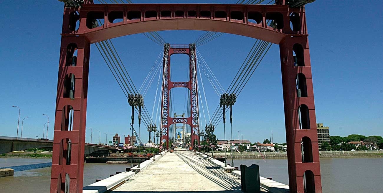 ¿El Puente Colgante pintado con los colores de la bandera de Santa Fe?