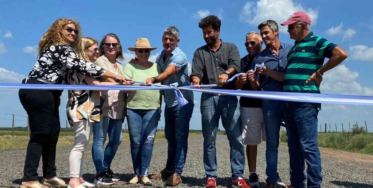 Provincia inauguró una traza en María Teresa y firmó convenios con Hughes y San Gregorio
