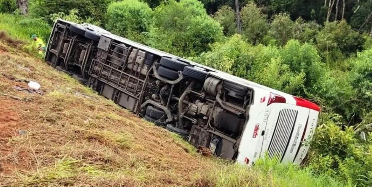 Murieron dos argentinos tras el vuelco de un colectivo en Brasil