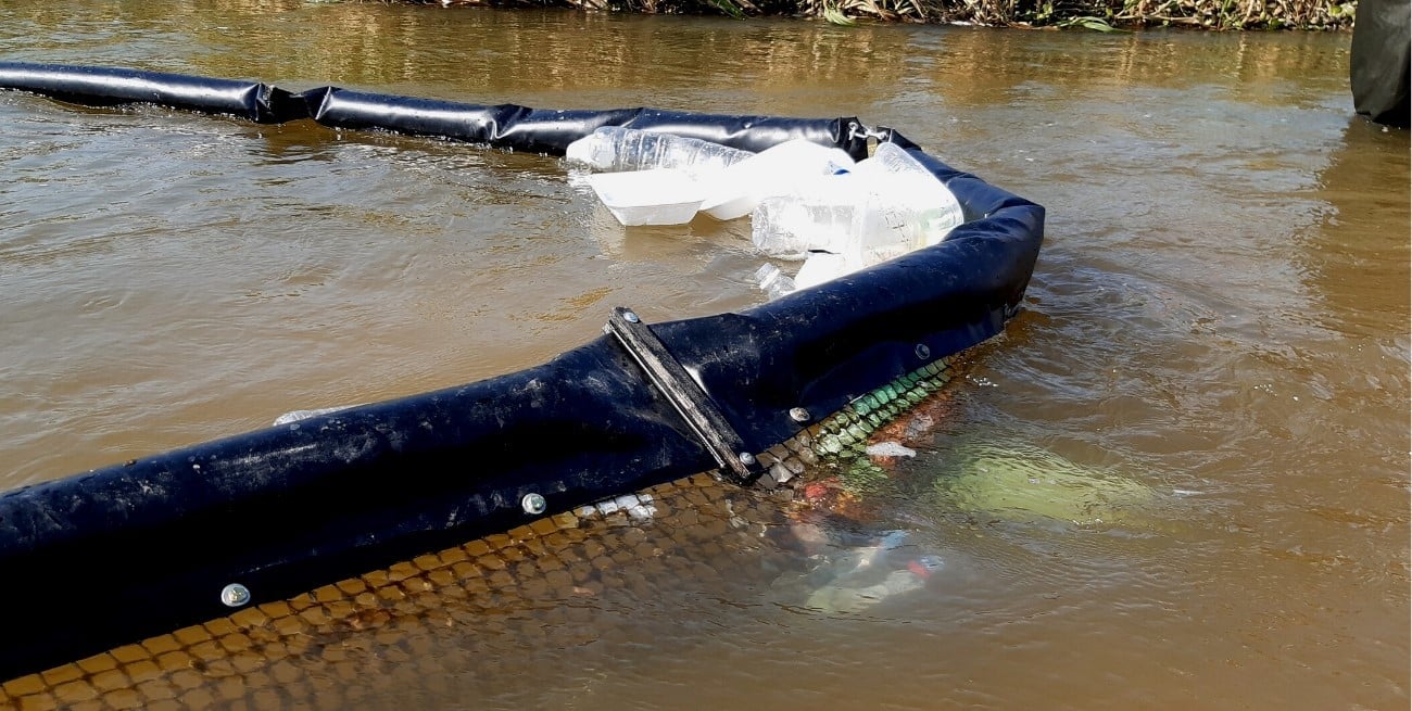 Las barreras flotantes son poco efectivas para evitar la contaminación por plásticos en los ríos