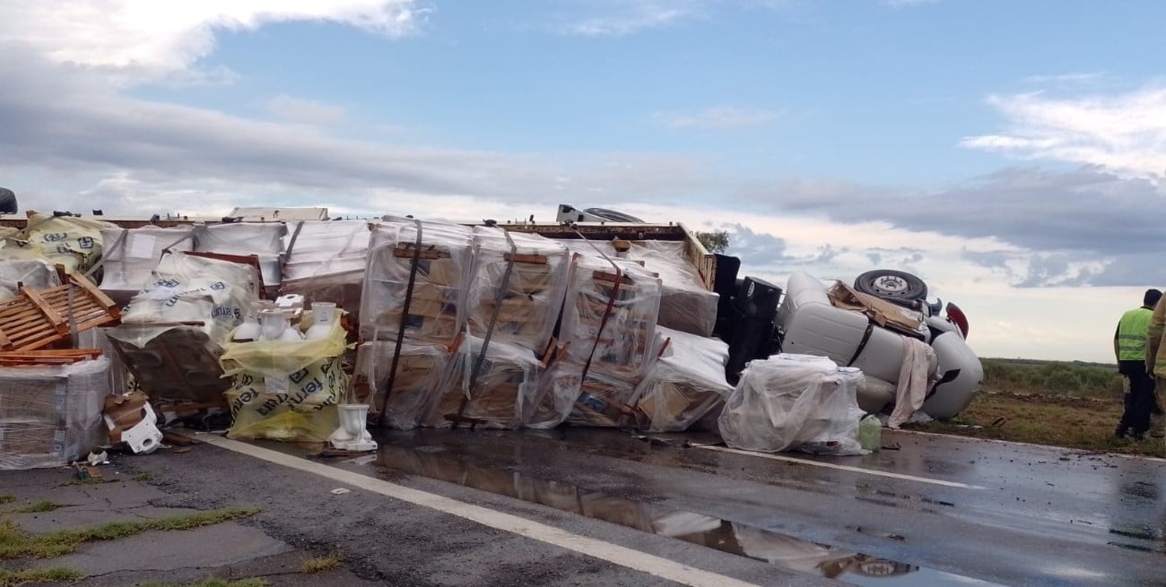 Un camión y una traffic volcaron en la autopista Santa Fe - Rosario