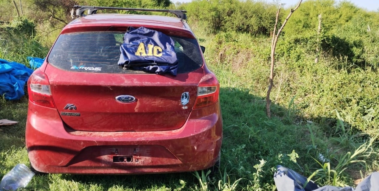 Hallaron en un baldío un automóvil robado en la costanera de Santo Tomé