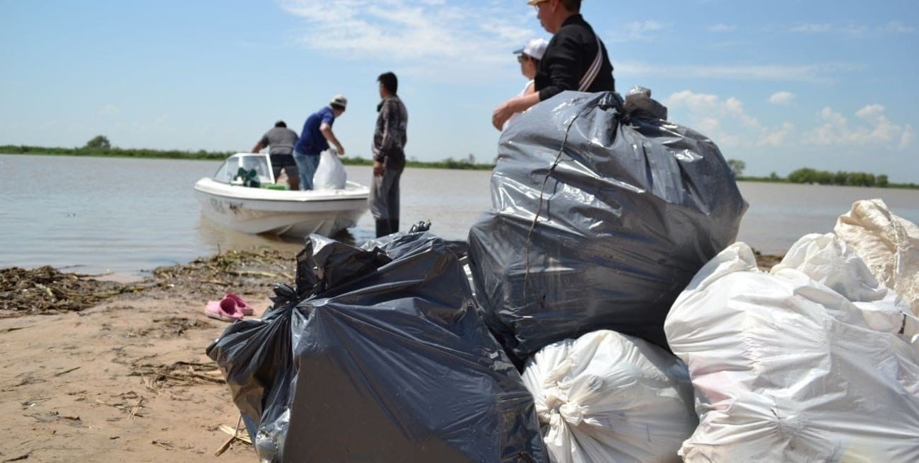 Monte Vera: fueron a buscar basura a la isla, ¡llenaron un contenedor!