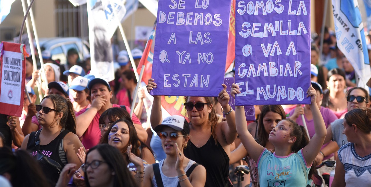 Multitudinaria marcha del 8M en Santa Fe