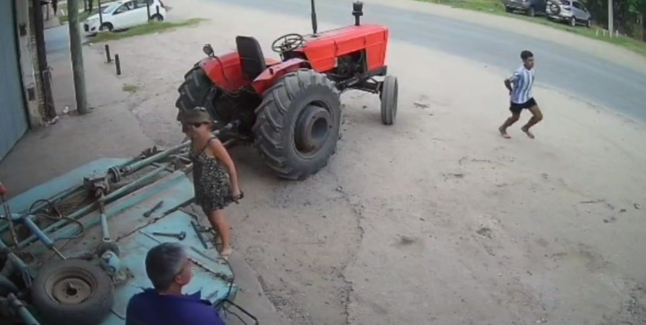 Video viral: salió corriendo esposado de la comisaría