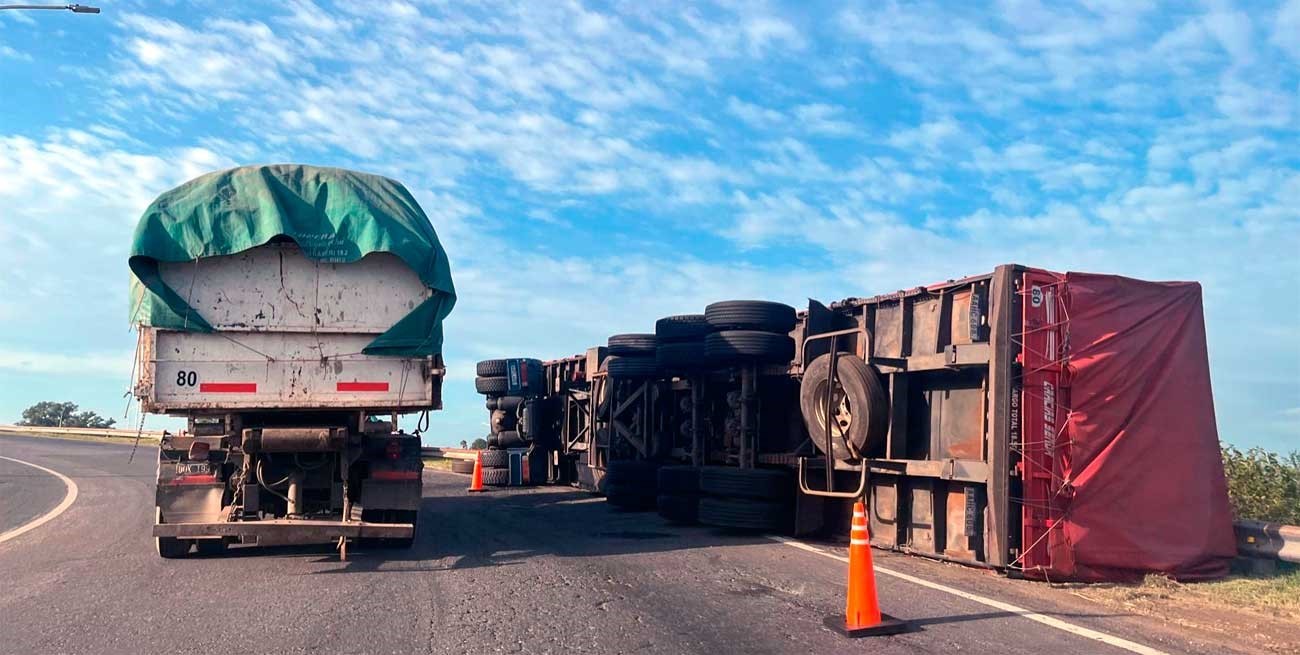 Volcó un camión en un puente de la autopista Santa Fe - Rosario